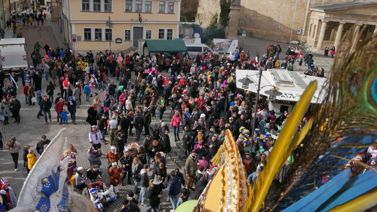 Hunderte Narren aus insgesamt 19 Vereinen Sondershausens und der Umgebung sorgten beim traditionellen Rosenmontagsumzug - dem einzigen in Nordthüringen - für gute Stimmung. Tausende Karnevalsbegeisterte säumten die Straßen und jubelten den Machern der Fünften Jahreszeit zu. Auf dem Marktplatz, dem Ziel des Umzugs, wurde dann noch ausgelassen gefeiert.