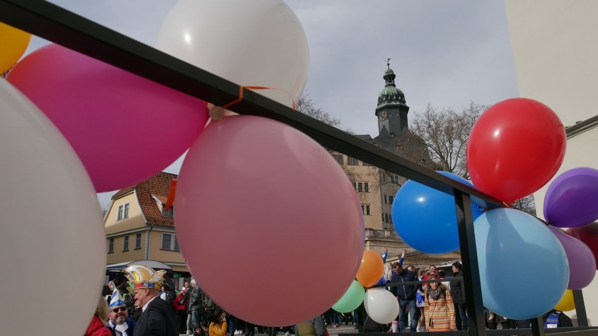 Hunderte Narren aus insgesamt 19 Vereinen Sondershausens und der Umgebung sorgten beim traditionellen Rosenmontagsumzug - dem einzigen in Nordthüringen - für gute Stimmung. Tausende Karnevalsbegeisterte säumten die Straßen und jubelten den Machern der Fünften Jahreszeit zu. Auf dem Marktplatz, dem Ziel des Umzugs, wurde dann noch ausgelassen gefeiert.