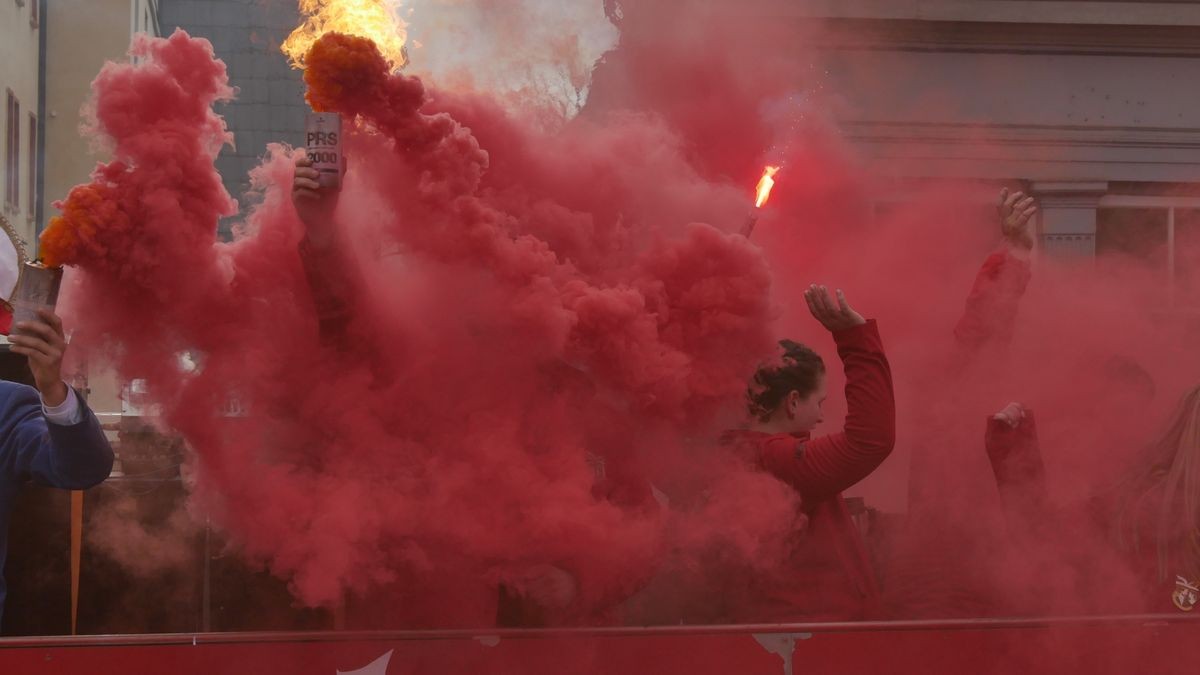 Hunderte Narren aus insgesamt 19 Vereinen Sondershausens und der Umgebung sorgten beim traditionellen Rosenmontagsumzug - dem einzigen in Nordthüringen - für gute Stimmung. Tausende Karnevalsbegeisterte säumten die Straßen und jubelten den Machern der Fünften Jahreszeit zu. Auf dem Marktplatz, dem Ziel des Umzugs, wurde dann noch ausgelassen gefeiert.