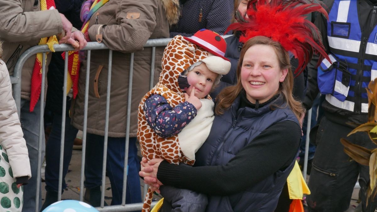 Hunderte Narren aus insgesamt 19 Vereinen Sondershausens und der Umgebung sorgten beim traditionellen Rosenmontagsumzug - dem einzigen in Nordthüringen - für gute Stimmung. Tausende Karnevalsbegeisterte säumten die Straßen und jubelten den Machern der Fünften Jahreszeit zu. Auf dem Marktplatz, dem Ziel des Umzugs, wurde dann noch ausgelassen gefeiert.