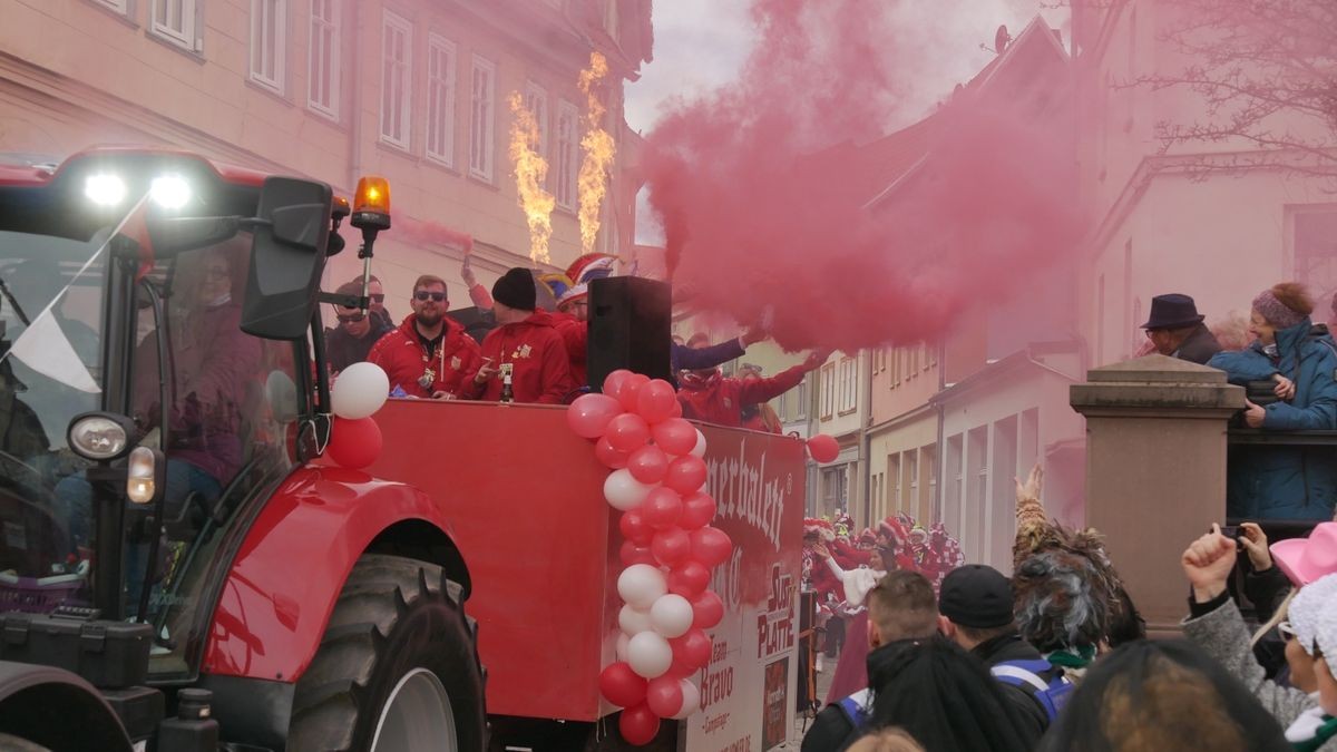 Hunderte Narren aus insgesamt 19 Vereinen Sondershausens und der Umgebung sorgten beim traditionellen Rosenmontagsumzug - dem einzigen in Nordthüringen - für gute Stimmung. Tausende Karnevalsbegeisterte säumten die Straßen und jubelten den Machern der Fünften Jahreszeit zu. Auf dem Marktplatz, dem Ziel des Umzugs, wurde dann noch ausgelassen gefeiert.