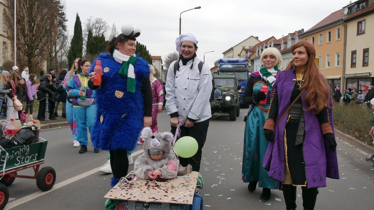 Hunderte Narren aus insgesamt 19 Vereinen Sondershausens und der Umgebung sorgten beim traditionellen Rosenmontagsumzug - dem einzigen in Nordthüringen - für gute Stimmung. Tausende Karnevalsbegeisterte säumten die Straßen und jubelten den Machern der Fünften Jahreszeit zu. Auf dem Marktplatz, dem Ziel des Umzugs, wurde dann noch ausgelassen gefeiert.