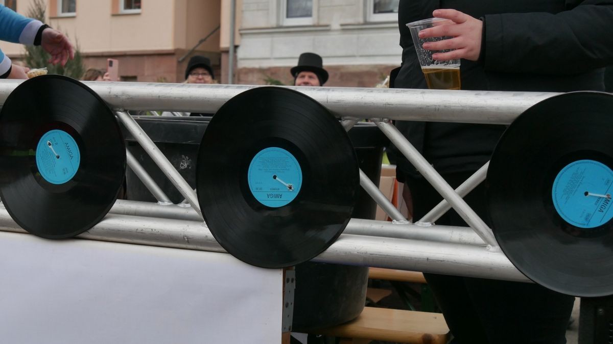 Hunderte Narren aus insgesamt 19 Vereinen Sondershausens und der Umgebung sorgten beim traditionellen Rosenmontagsumzug - dem einzigen in Nordthüringen - für gute Stimmung. Tausende Karnevalsbegeisterte säumten die Straßen und jubelten den Machern der Fünften Jahreszeit zu. Auf dem Marktplatz, dem Ziel des Umzugs, wurde dann noch ausgelassen gefeiert.