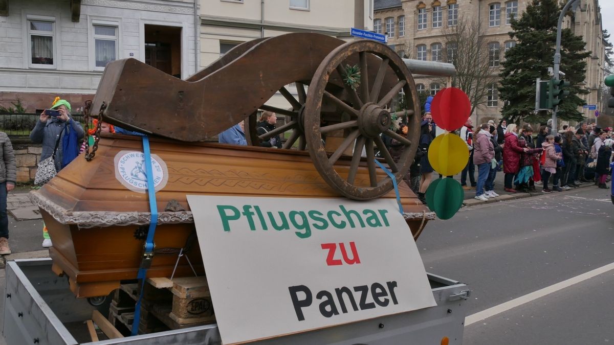 Hunderte Narren aus insgesamt 19 Vereinen Sondershausens und der Umgebung sorgten beim traditionellen Rosenmontagsumzug - dem einzigen in Nordthüringen - für gute Stimmung. Tausende Karnevalsbegeisterte säumten die Straßen und jubelten den Machern der Fünften Jahreszeit zu. Auf dem Marktplatz, dem Ziel des Umzugs, wurde dann noch ausgelassen gefeiert.