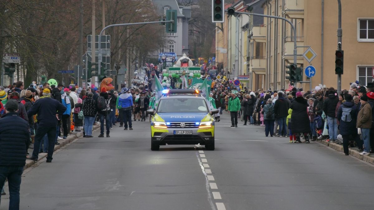 Hunderte Narren aus insgesamt 19 Vereinen Sondershausens und der Umgebung sorgten beim traditionellen Rosenmontagsumzug - dem einzigen in Nordthüringen - für gute Stimmung. Tausende Karnevalsbegeisterte säumten die Straßen und jubelten den Machern der Fünften Jahreszeit zu. Auf dem Marktplatz, dem Ziel des Umzugs, wurde dann noch ausgelassen gefeiert.