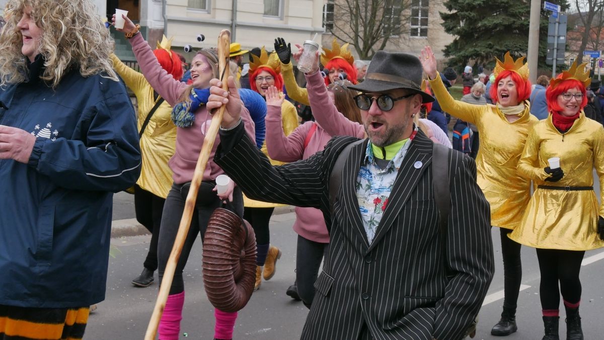 Hunderte Narren aus insgesamt 19 Vereinen Sondershausens und der Umgebung sorgten beim traditionellen Rosenmontagsumzug - dem einzigen in Nordthüringen - für gute Stimmung. Tausende Karnevalsbegeisterte säumten die Straßen und jubelten den Machern der Fünften Jahreszeit zu. Auf dem Marktplatz, dem Ziel des Umzugs, wurde dann noch ausgelassen gefeiert.