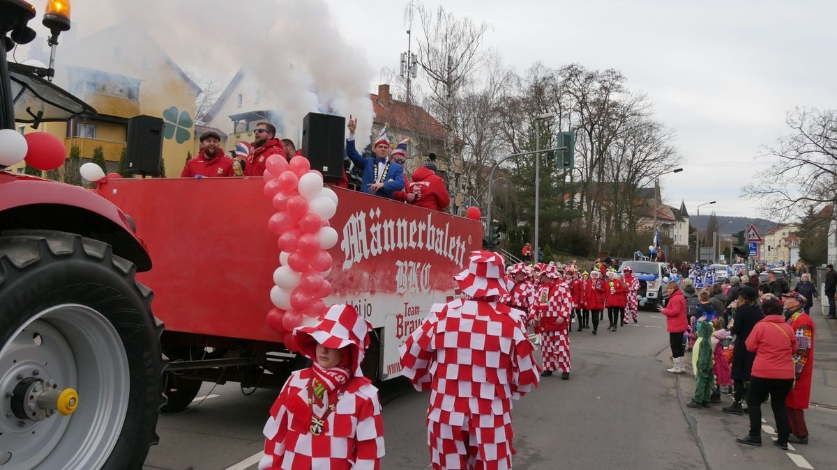 Hunderte Narren aus insgesamt 19 Vereinen Sondershausens und der Umgebung sorgten beim traditionellen Rosenmontagsumzug - dem einzigen in Nordthüringen - für gute Stimmung. Tausende Karnevalsbegeisterte säumten die Straßen und jubelten den Machern der Fünften Jahreszeit zu. Auf dem Marktplatz, dem Ziel des Umzugs, wurde dann noch ausgelassen gefeiert.