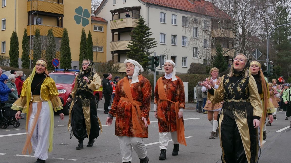 Hunderte Narren aus insgesamt 19 Vereinen Sondershausens und der Umgebung sorgten beim traditionellen Rosenmontagsumzug - dem einzigen in Nordthüringen - für gute Stimmung. Tausende Karnevalsbegeisterte säumten die Straßen und jubelten den Machern der Fünften Jahreszeit zu. Auf dem Marktplatz, dem Ziel des Umzugs, wurde dann noch ausgelassen gefeiert.