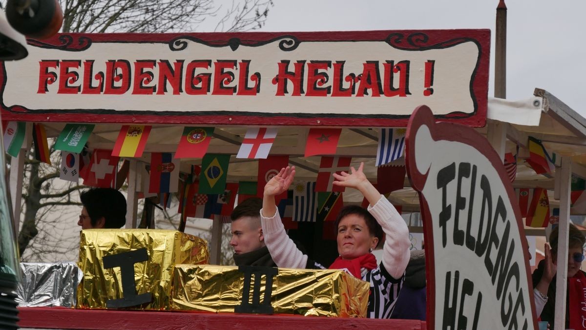 Hunderte Narren aus insgesamt 19 Vereinen Sondershausens und der Umgebung sorgten beim traditionellen Rosenmontagsumzug - dem einzigen in Nordthüringen - für gute Stimmung. Tausende Karnevalsbegeisterte säumten die Straßen und jubelten den Machern der Fünften Jahreszeit zu. Auf dem Marktplatz, dem Ziel des Umzugs, wurde dann noch ausgelassen gefeiert.