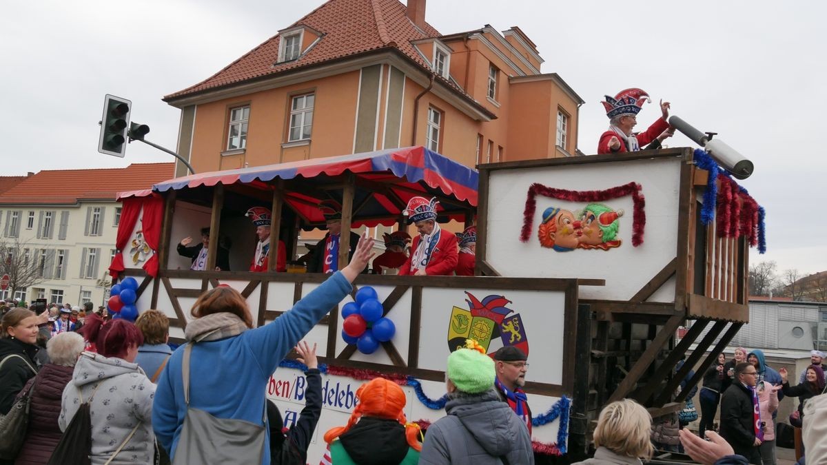 Hunderte Narren aus insgesamt 19 Vereinen Sondershausens und der Umgebung sorgten beim traditionellen Rosenmontagsumzug - dem einzigen in Nordthüringen - für gute Stimmung. Tausende Karnevalsbegeisterte säumten die Straßen und jubelten den Machern der Fünften Jahreszeit zu. Auf dem Marktplatz, dem Ziel des Umzugs, wurde dann noch ausgelassen gefeiert.