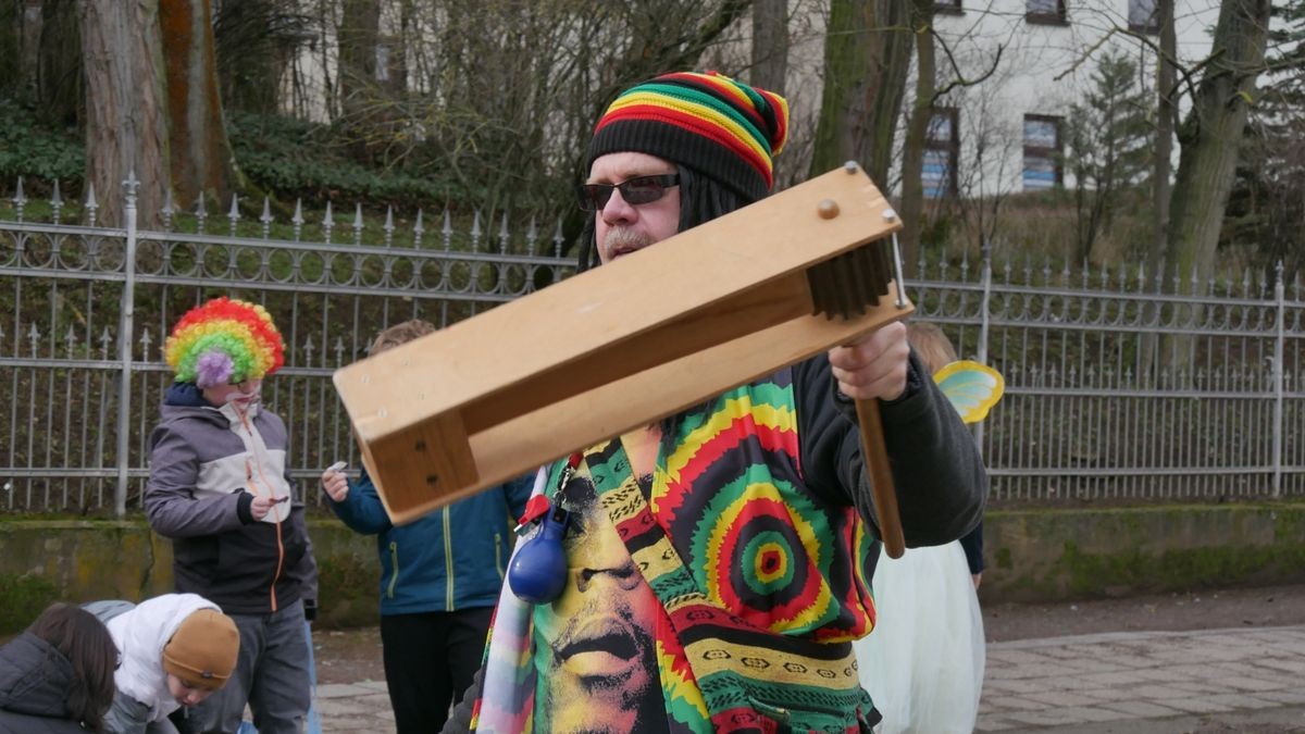 Hunderte Narren aus insgesamt 19 Vereinen Sondershausens und der Umgebung sorgten beim traditionellen Rosenmontagsumzug - dem einzigen in Nordthüringen - für gute Stimmung. Tausende Karnevalsbegeisterte säumten die Straßen und jubelten den Machern der Fünften Jahreszeit zu. Auf dem Marktplatz, dem Ziel des Umzugs, wurde dann noch ausgelassen gefeiert.