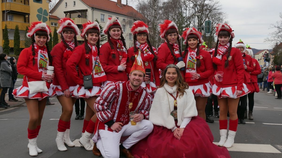 Hunderte Narren aus insgesamt 19 Vereinen Sondershausens und der Umgebung sorgten beim traditionellen Rosenmontagsumzug - dem einzigen in Nordthüringen - für gute Stimmung. Tausende Karnevalsbegeisterte säumten die Straßen und jubelten den Machern der Fünften Jahreszeit zu. Auf dem Marktplatz, dem Ziel des Umzugs, wurde dann noch ausgelassen gefeiert.