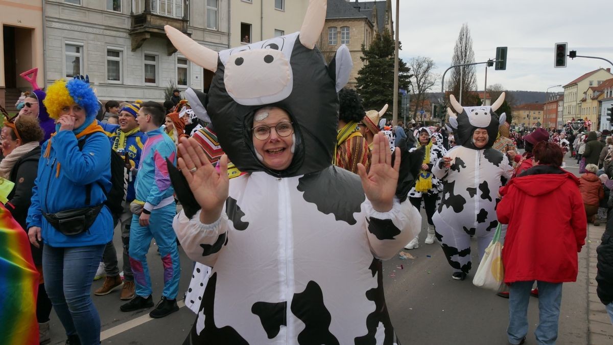 Hunderte Narren aus insgesamt 19 Vereinen Sondershausens und der Umgebung sorgten beim traditionellen Rosenmontagsumzug - dem einzigen in Nordthüringen - für gute Stimmung. Tausende Karnevalsbegeisterte säumten die Straßen und jubelten den Machern der Fünften Jahreszeit zu. Auf dem Marktplatz, dem Ziel des Umzugs, wurde dann noch ausgelassen gefeiert.