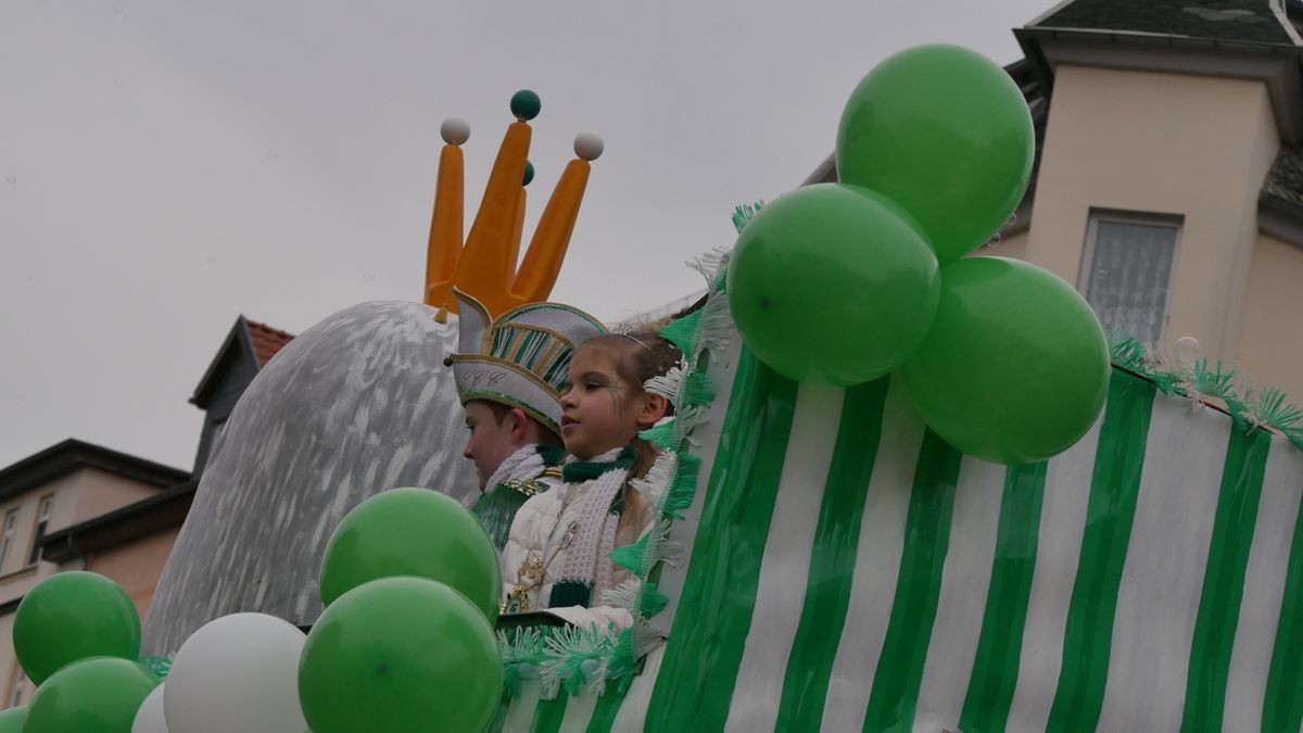 Hunderte Narren aus insgesamt 19 Vereinen Sondershausens und der Umgebung sorgten beim traditionellen Rosenmontagsumzug - dem einzigen in Nordthüringen - für gute Stimmung. Tausende Karnevalsbegeisterte säumten die Straßen und jubelten den Machern der Fünften Jahreszeit zu. Auf dem Marktplatz, dem Ziel des Umzugs, wurde dann noch ausgelassen gefeiert.