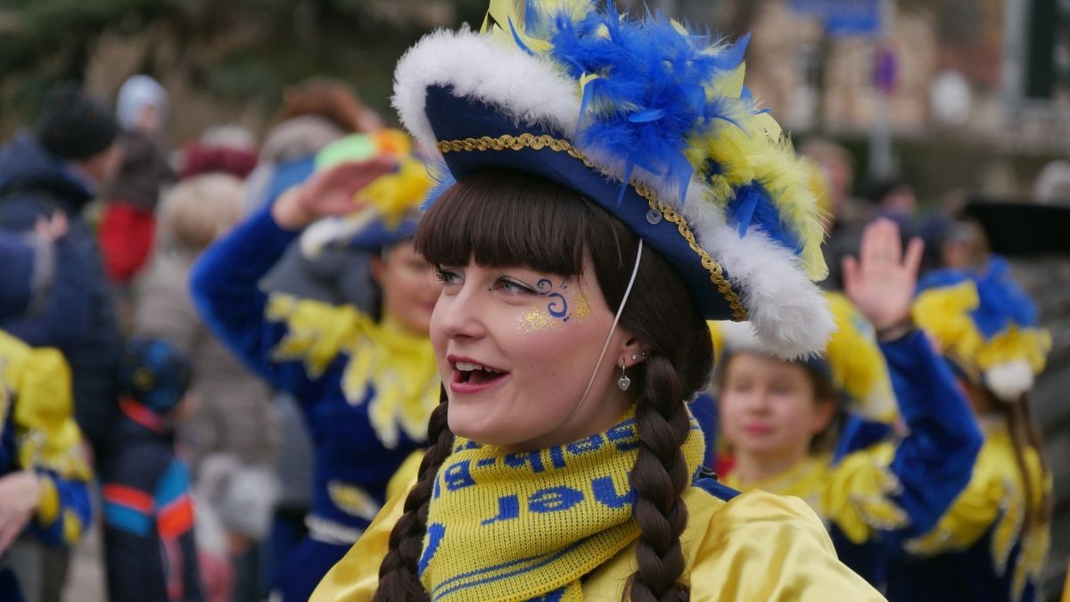 Hunderte Narren aus insgesamt 19 Vereinen Sondershausens und der Umgebung sorgten beim traditionellen Rosenmontagsumzug - dem einzigen in Nordthüringen - für gute Stimmung. Tausende Karnevalsbegeisterte säumten die Straßen und jubelten den Machern der Fünften Jahreszeit zu. Auf dem Marktplatz, dem Ziel des Umzugs, wurde dann noch ausgelassen gefeiert.