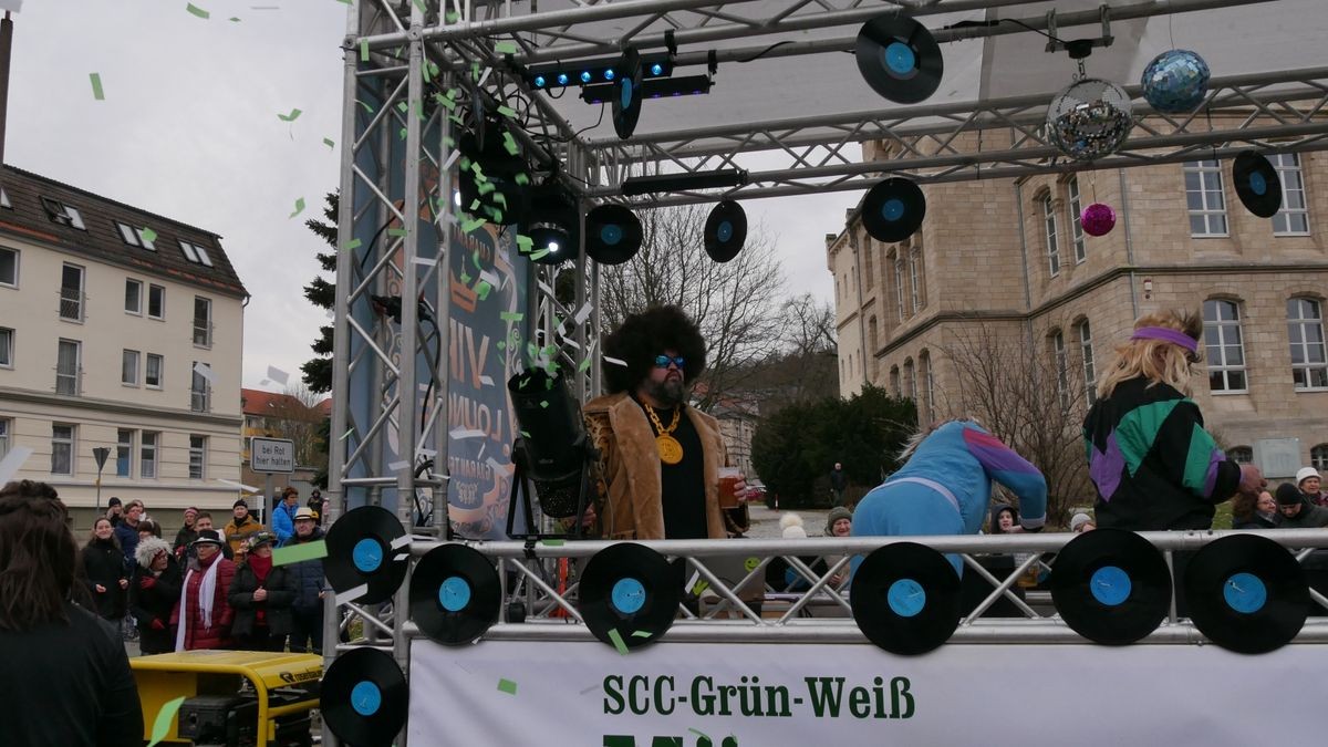 Hunderte Narren aus insgesamt 19 Vereinen Sondershausens und der Umgebung sorgten beim traditionellen Rosenmontagsumzug - dem einzigen in Nordthüringen - für gute Stimmung. Tausende Karnevalsbegeisterte säumten die Straßen und jubelten den Machern der Fünften Jahreszeit zu. Auf dem Marktplatz, dem Ziel des Umzugs, wurde dann noch ausgelassen gefeiert.