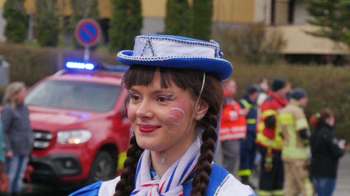 Hunderte Narren aus insgesamt 19 Vereinen Sondershausens und der Umgebung sorgten beim traditionellen Rosenmontagsumzug - dem einzigen in Nordthüringen - für gute Stimmung. Tausende Karnevalsbegeisterte säumten die Straßen und jubelten den Machern der Fünften Jahreszeit zu. Auf dem Marktplatz, dem Ziel des Umzugs, wurde dann noch ausgelassen gefeiert.