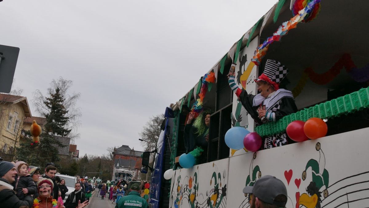 Hunderte Narren aus insgesamt 19 Vereinen Sondershausens und der Umgebung sorgten beim traditionellen Rosenmontagsumzug - dem einzigen in Nordthüringen - für gute Stimmung. Tausende Karnevalsbegeisterte säumten die Straßen und jubelten den Machern der Fünften Jahreszeit zu. Auf dem Marktplatz, dem Ziel des Umzugs, wurde dann noch ausgelassen gefeiert.