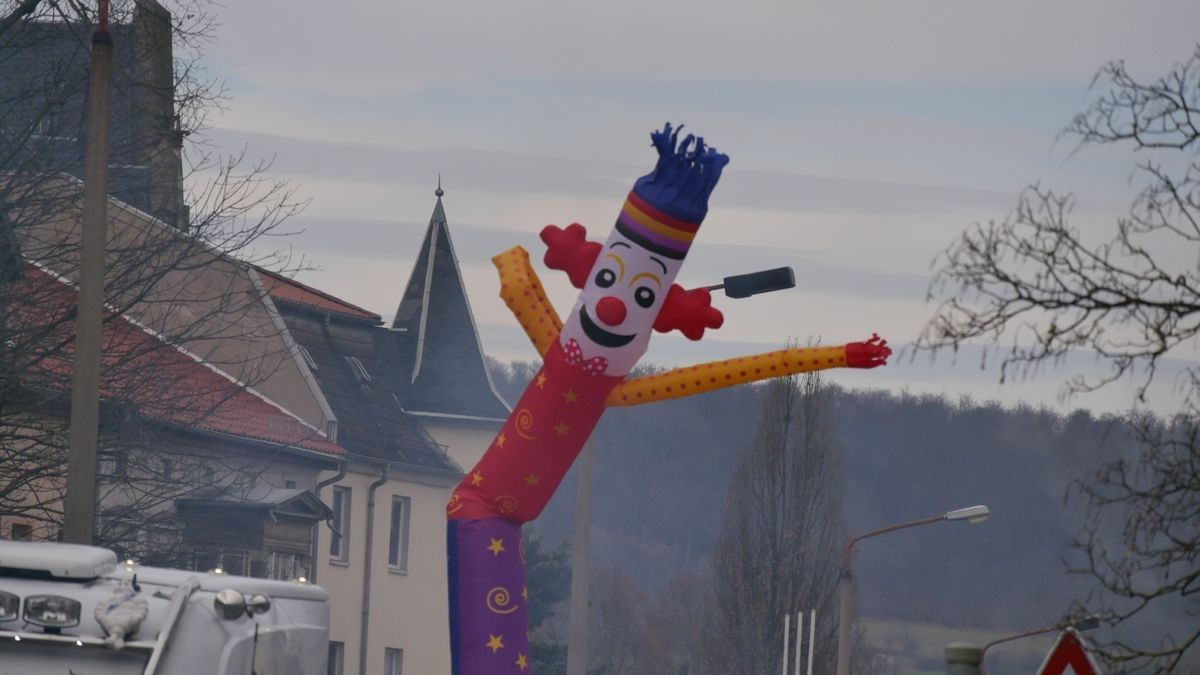 Hunderte Narren aus insgesamt 19 Vereinen Sondershausens und der Umgebung sorgten beim traditionellen Rosenmontagsumzug - dem einzigen in Nordthüringen - für gute Stimmung. Tausende Karnevalsbegeisterte säumten die Straßen und jubelten den Machern der Fünften Jahreszeit zu. Auf dem Marktplatz, dem Ziel des Umzugs, wurde dann noch ausgelassen gefeiert.