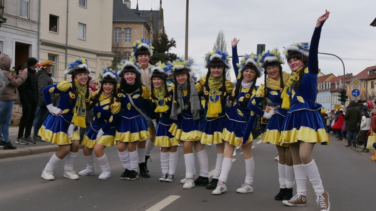 Hunderte Narren aus insgesamt 19 Vereinen Sondershausens und der Umgebung sorgten beim traditionellen Rosenmontagsumzug - dem einzigen in Nordthüringen - für gute Stimmung. Tausende Karnevalsbegeisterte säumten die Straßen und jubelten den Machern der Fünften Jahreszeit zu. Auf dem Marktplatz, dem Ziel des Umzugs, wurde dann noch ausgelassen gefeiert.