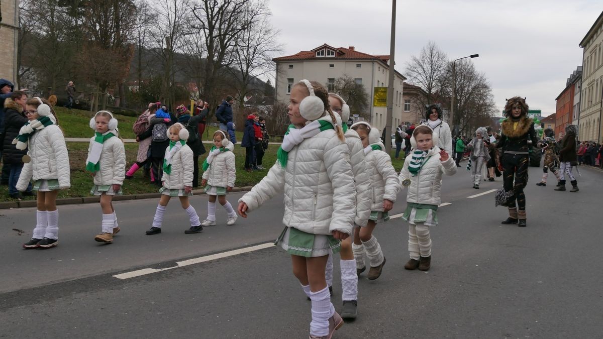 Hunderte Narren aus insgesamt 19 Vereinen Sondershausens und der Umgebung sorgten beim traditionellen Rosenmontagsumzug - dem einzigen in Nordthüringen - für gute Stimmung. Tausende Karnevalsbegeisterte säumten die Straßen und jubelten den Machern der Fünften Jahreszeit zu. Auf dem Marktplatz, dem Ziel des Umzugs, wurde dann noch ausgelassen gefeiert.