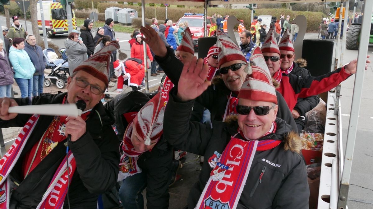 Hunderte Narren aus insgesamt 19 Vereinen Sondershausens und der Umgebung sorgten beim traditionellen Rosenmontagsumzug - dem einzigen in Nordthüringen - für gute Stimmung. Tausende Karnevalsbegeisterte säumten die Straßen und jubelten den Machern der Fünften Jahreszeit zu. Auf dem Marktplatz, dem Ziel des Umzugs, wurde dann noch ausgelassen gefeiert.