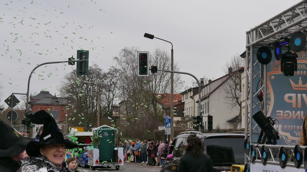 Hunderte Narren aus insgesamt 19 Vereinen Sondershausens und der Umgebung sorgten beim traditionellen Rosenmontagsumzug - dem einzigen in Nordthüringen - für gute Stimmung. Tausende Karnevalsbegeisterte säumten die Straßen und jubelten den Machern der Fünften Jahreszeit zu. Auf dem Marktplatz, dem Ziel des Umzugs, wurde dann noch ausgelassen gefeiert.