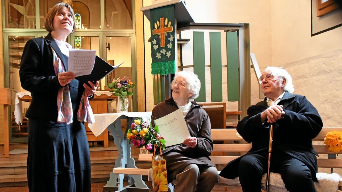 Die Kirchgemeinde schenkte Oswald Mämpel eine Bank, hier mit seiner Frau Anne. Prädikantin Anita Meinig hielt die Predigt. 