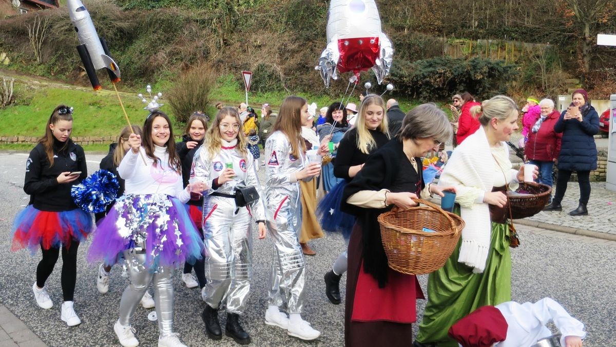 In Brehme findet alle fünf Jahre ein Faschingsumzug statt. Da dieser im vergangenen Jahr wegen der Coronapandemie ausgefallen ist, wurde er in diesem Jahr zur 71. Session nachgeholt. Unterwegs waren die Mitglieder vieler örtlicher Vereine.  