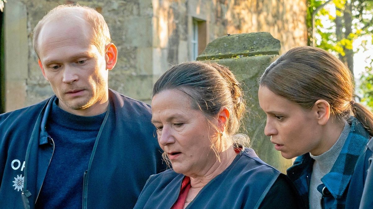 Jan Kawig (Bernhard Conrad), Marion Dörner (Anne-Kathrin Gummich) und Annett Schuster (Kristin Suckow, r.) ermitteln in „Tod am Rennsteig: Auge um Auge“.