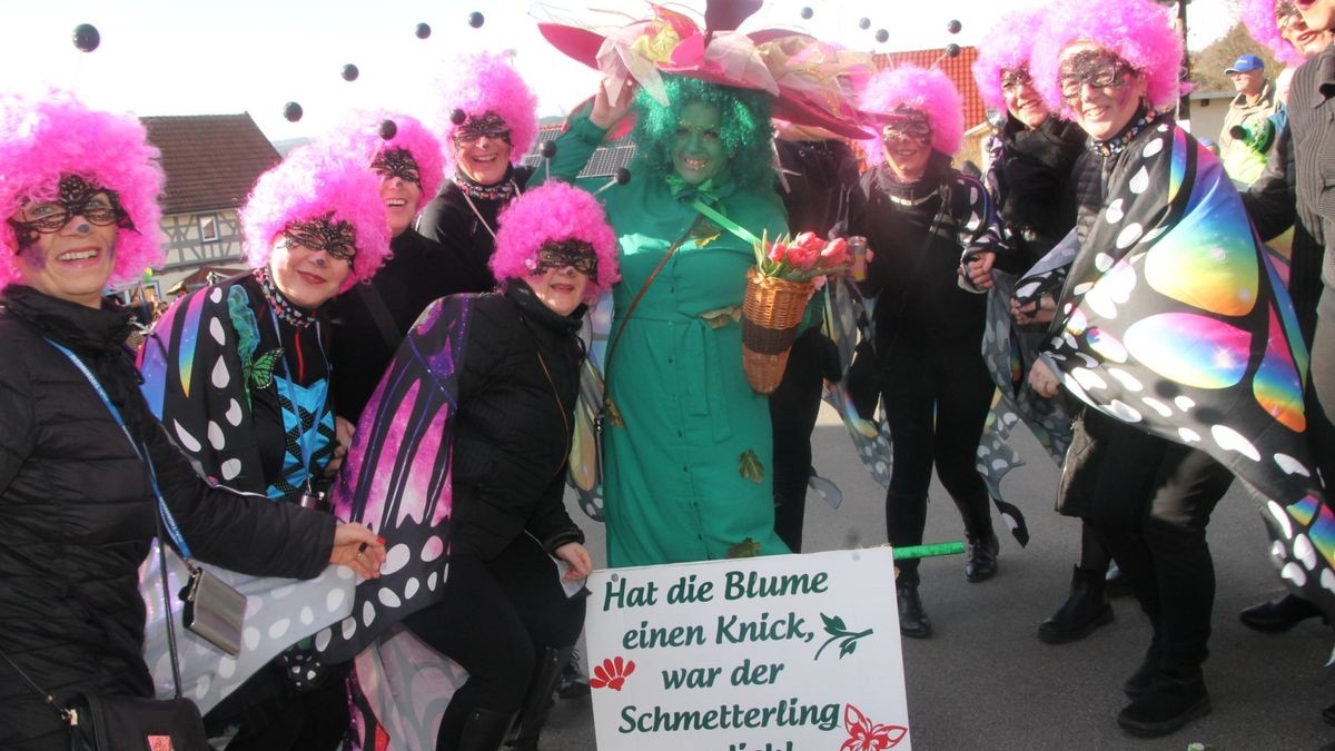 Hunderte Faschingsfreudne säumen Rosenmontag die Straße von Catterfeld-Altenbergen zum Umzug des FCC. Mit Karnevalisten aus Finsterbergern, Tambach-Dietharz, Schönau vor dem Walde, Georgenthal, Ohrdruf, Gräfenhain und Friemar ziehen sie zum Ausklang der fünften Jahreszeiten durch Ort - bei strahlendem Sonnenschein.