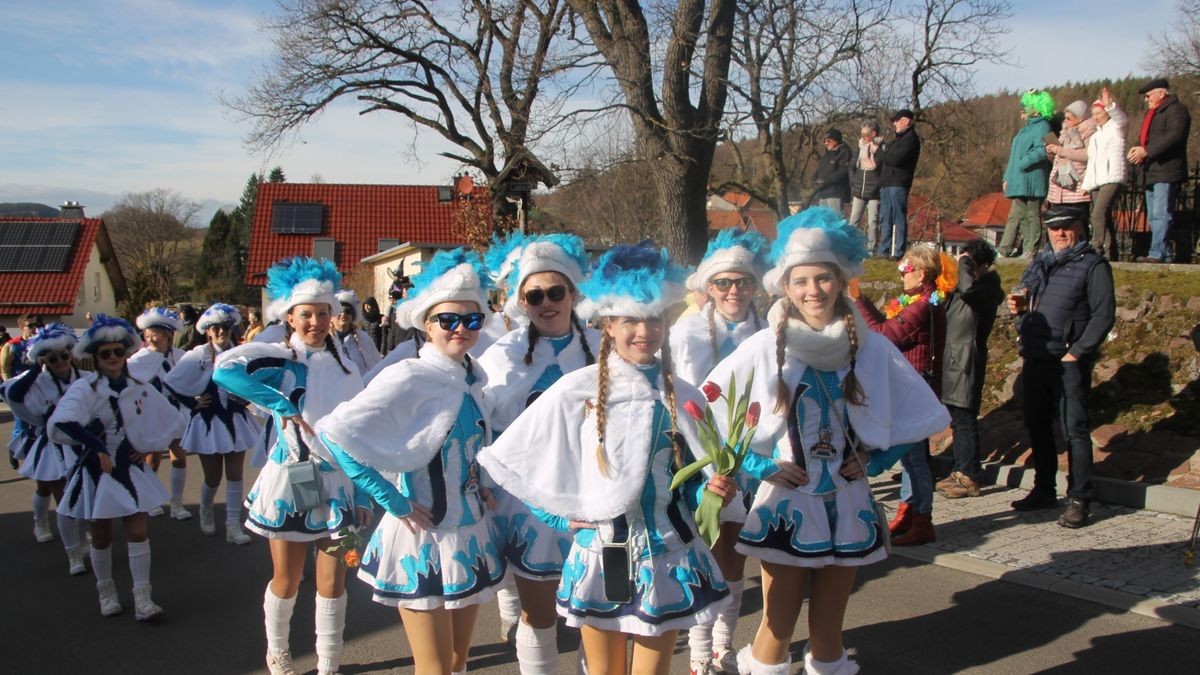 Hunderte Faschingsfreudne säumen Rosenmontag die Straße von Catterfeld-Altenbergen zum Umzug des FCC. Mit Karnevalisten aus Finsterbergern, Tambach-Dietharz, Schönau vor dem Walde, Georgenthal, Ohrdruf, Gräfenhain und Friemar ziehen sie zum Ausklang der fünften Jahreszeiten durch Ort - bei strahlendem Sonnenschein.