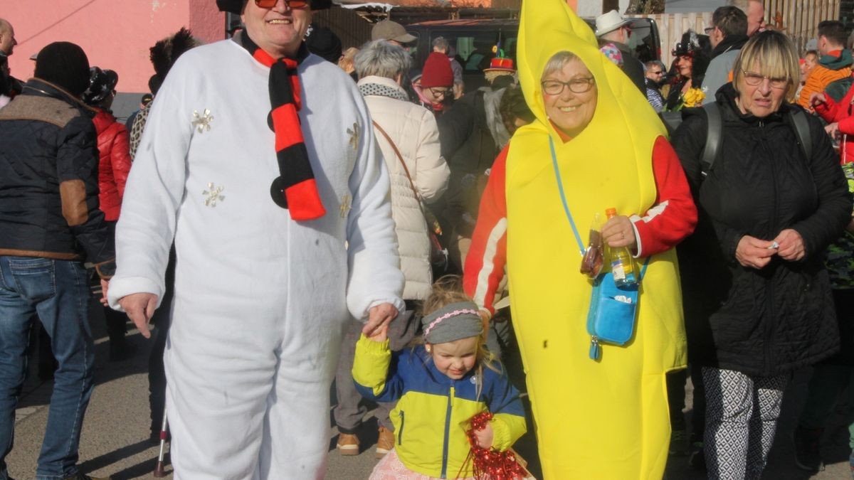 Hunderte Faschingsfreudne säumen Rosenmontag die Straße von Catterfeld-Altenbergen zum Umzug des FCC. Mit Karnevalisten aus Finsterbergern, Tambach-Dietharz, Schönau vor dem Walde, Georgenthal, Ohrdruf, Gräfenhain und Friemar ziehen sie zum Ausklang der fünften Jahreszeiten durch Ort - bei strahlendem Sonnenschein.