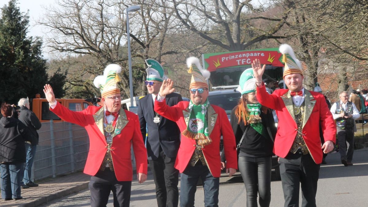 Hunderte Faschingsfreudne säumen Rosenmontag die Straße von Catterfeld-Altenbergen zum Umzug des FCC. Mit Karnevalisten aus Finsterbergern, Tambach-Dietharz, Schönau vor dem Walde, Georgenthal, Ohrdruf, Gräfenhain und Friemar ziehen sie zum Ausklang der fünften Jahreszeiten durch Ort - bei strahlendem Sonnenschein.