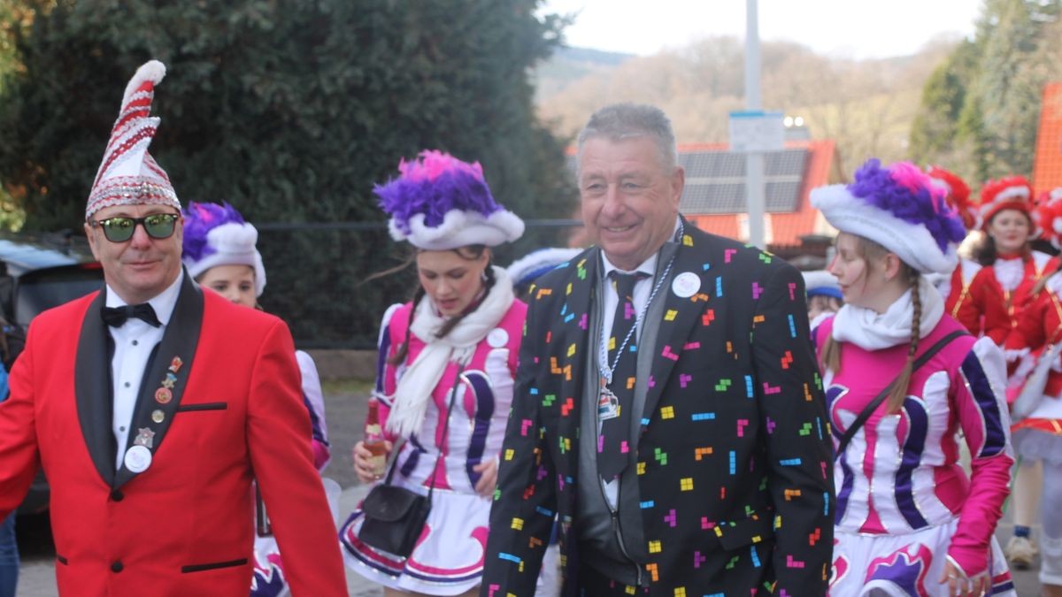 Hunderte Faschingsfreudne säumen Rosenmontag die Straße von Catterfeld-Altenbergen zum Umzug des FCC. Mit Karnevalisten aus Finsterbergern, Tambach-Dietharz, Schönau vor dem Walde, Georgenthal, Ohrdruf, Gräfenhain und Friemar ziehen sie zum Ausklang der fünften Jahreszeiten durch Ort - bei strahlendem Sonnenschein.