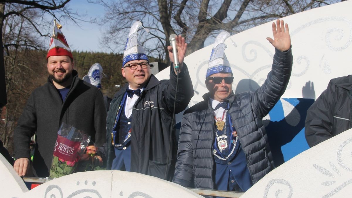 Hunderte Faschingsfreudne säumen Rosenmontag die Straße von Catterfeld-Altenbergen zum Umzug des FCC. Mit Karnevalisten aus Finsterbergern, Tambach-Dietharz, Schönau vor dem Walde, Georgenthal, Ohrdruf, Gräfenhain und Friemar ziehen sie zum Ausklang der fünften Jahreszeiten durch Ort - bei strahlendem Sonnenschein.