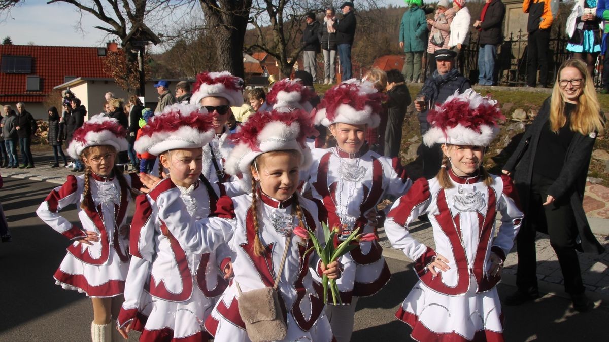 Hunderte Faschingsfreudne säumen Rosenmontag die Straße von Catterfeld-Altenbergen zum Umzug des FCC. Mit Karnevalisten aus Finsterbergern, Tambach-Dietharz, Schönau vor dem Walde, Georgenthal, Ohrdruf, Gräfenhain und Friemar ziehen sie zum Ausklang der fünften Jahreszeiten durch Ort - bei strahlendem Sonnenschein.