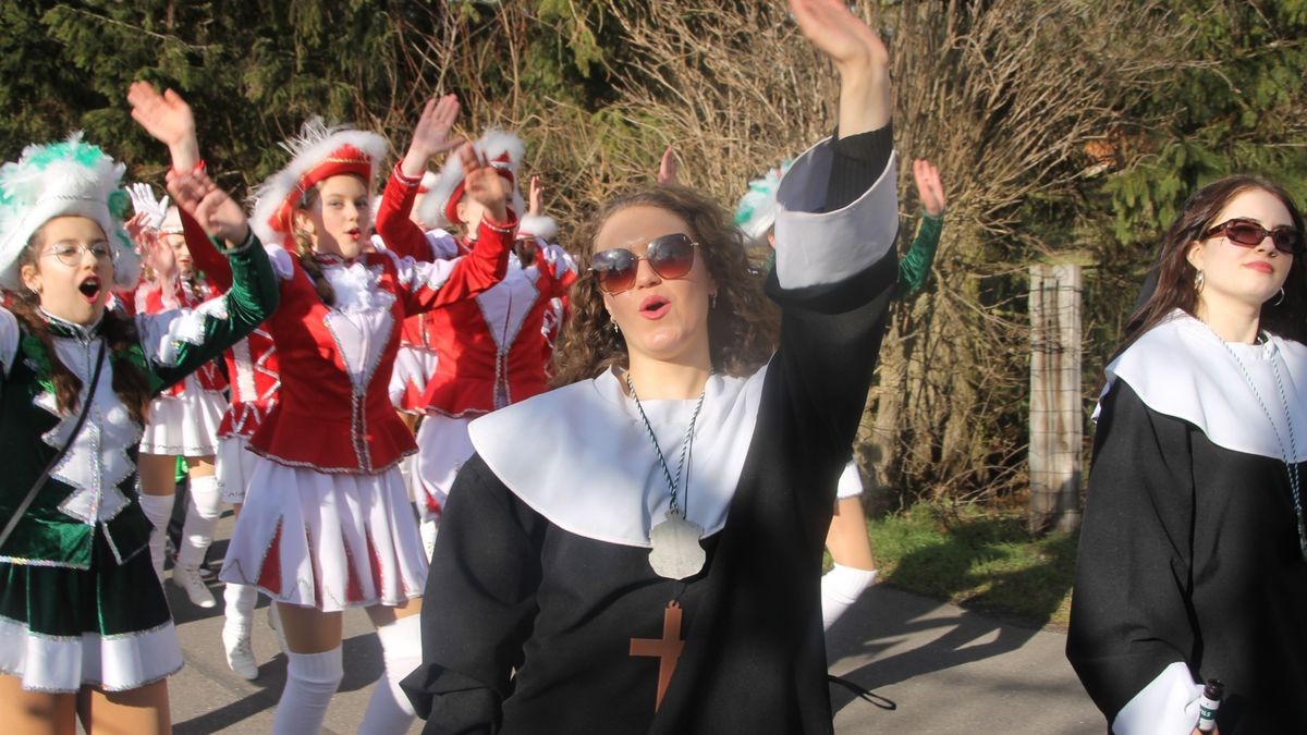 Hunderte Faschingsfreudne säumen Rosenmontag die Straße von Catterfeld-Altenbergen zum Umzug des FCC. Mit Karnevalisten aus Finsterbergern, Tambach-Dietharz, Schönau vor dem Walde, Georgenthal, Ohrdruf, Gräfenhain und Friemar ziehen sie zum Ausklang der fünften Jahreszeiten durch Ort - bei strahlendem Sonnenschein.