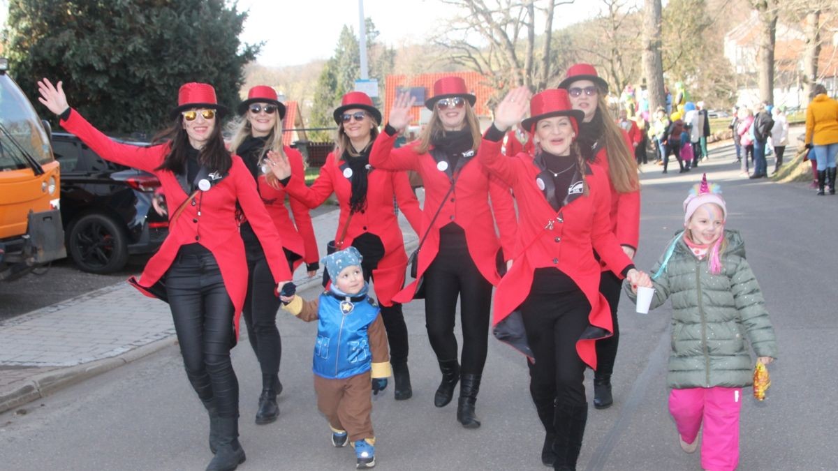 Hunderte Faschingsfreudne säumen Rosenmontag die Straße von Catterfeld-Altenbergen zum Umzug des FCC. Mit Karnevalisten aus Finsterbergern, Tambach-Dietharz, Schönau vor dem Walde, Georgenthal, Ohrdruf, Gräfenhain und Friemar ziehen sie zum Ausklang der fünften Jahreszeiten durch Ort - bei strahlendem Sonnenschein.