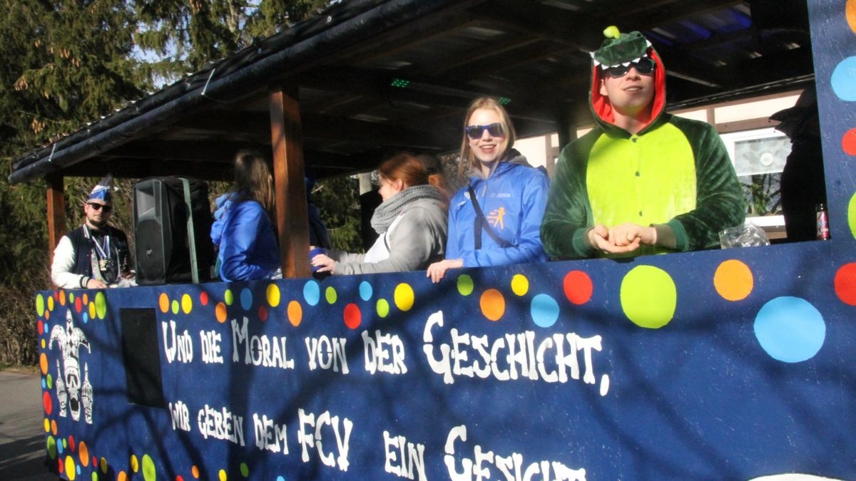 Hunderte Faschingsfreudne säumen Rosenmontag die Straße von Catterfeld-Altenbergen zum Umzug des FCC. Mit Karnevalisten aus Finsterbergern, Tambach-Dietharz, Schönau vor dem Walde, Georgenthal, Ohrdruf, Gräfenhain und Friemar ziehen sie zum Ausklang der fünften Jahreszeiten durch Ort - bei strahlendem Sonnenschein.