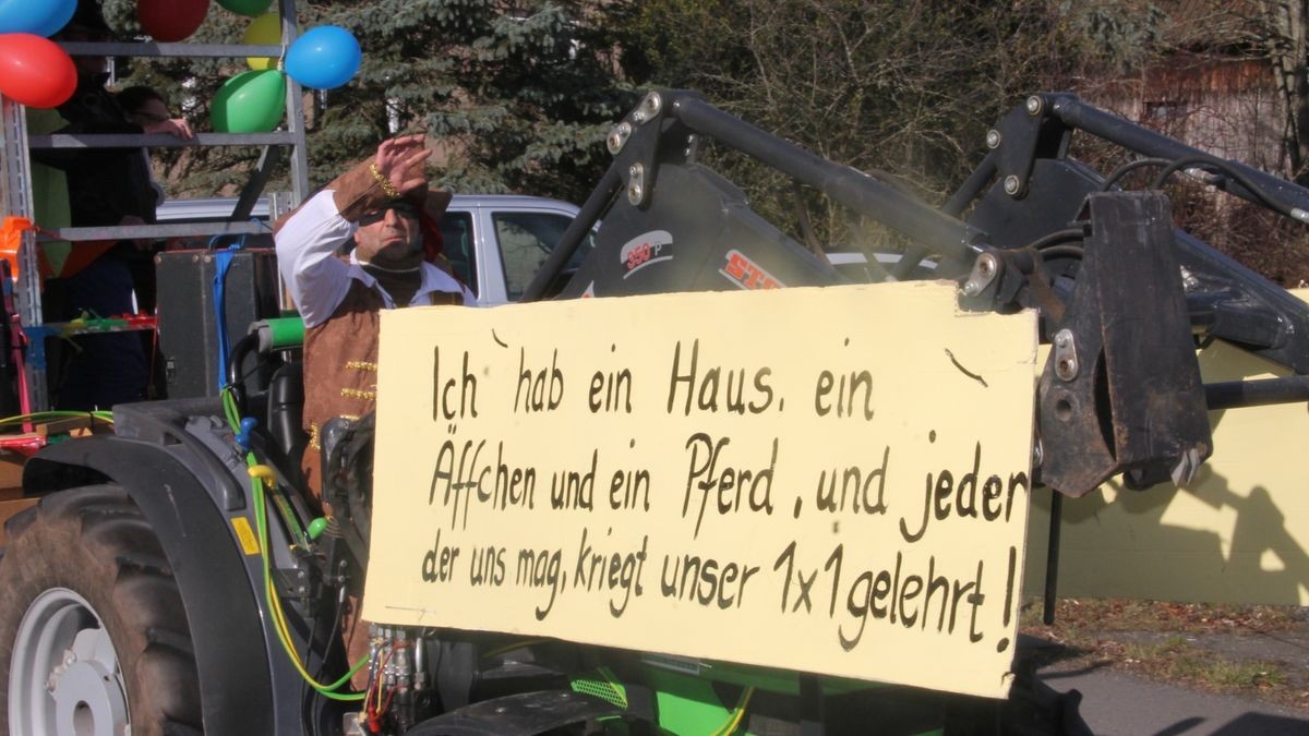 Hunderte Faschingsfreudne säumen Rosenmontag die Straße von Catterfeld-Altenbergen zum Umzug des FCC. Mit Karnevalisten aus Finsterbergern, Tambach-Dietharz, Schönau vor dem Walde, Georgenthal, Ohrdruf, Gräfenhain und Friemar ziehen sie zum Ausklang der fünften Jahreszeiten durch Ort - bei strahlendem Sonnenschein.