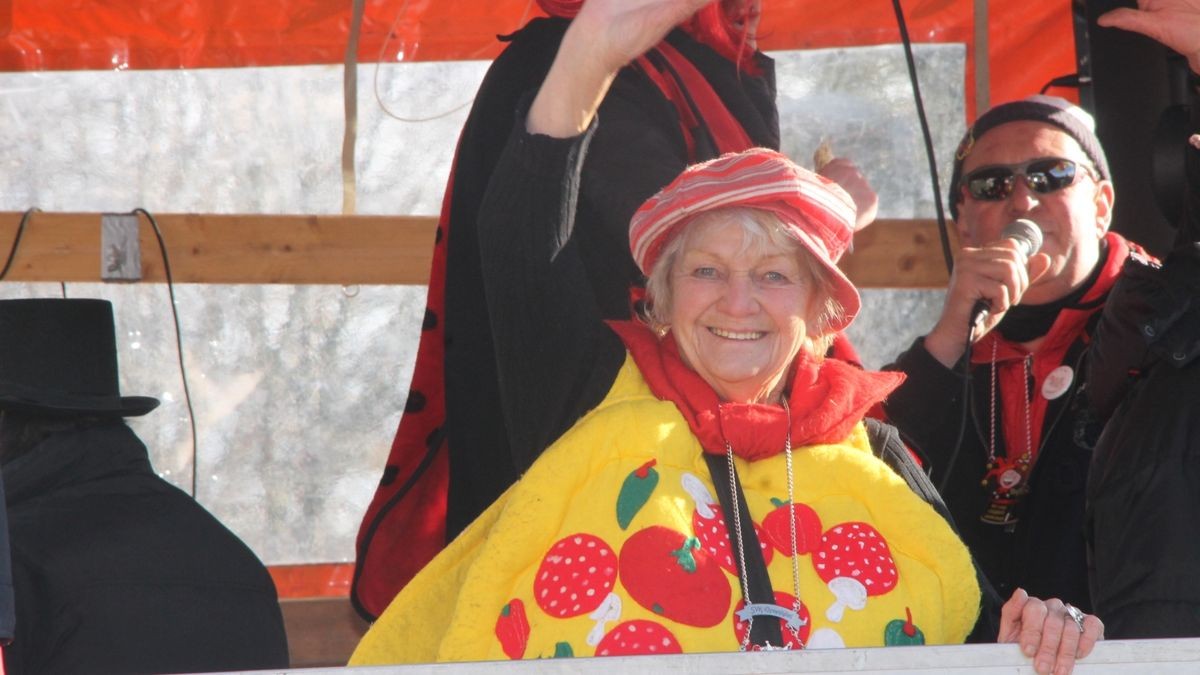 Hunderte Faschingsfreudne säumen Rosenmontag die Straße von Catterfeld-Altenbergen zum Umzug des FCC. Mit Karnevalisten aus Finsterbergern, Tambach-Dietharz, Schönau vor dem Walde, Georgenthal, Ohrdruf, Gräfenhain und Friemar ziehen sie zum Ausklang der fünften Jahreszeiten durch Ort - bei strahlendem Sonnenschein.