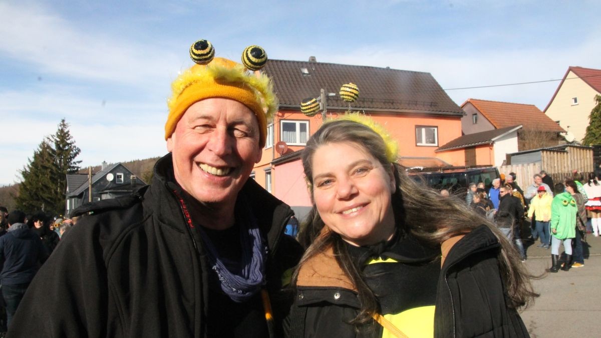 Hunderte Faschingsfreudne säumen Rosenmontag die Straße von Catterfeld-Altenbergen zum Umzug des FCC. Mit Karnevalisten aus Finsterbergern, Tambach-Dietharz, Schönau vor dem Walde, Georgenthal, Ohrdruf, Gräfenhain und Friemar ziehen sie zum Ausklang der fünften Jahreszeiten durch Ort - bei strahlendem Sonnenschein.