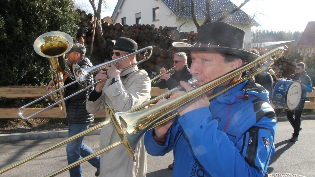 Hunderte Faschingsfreudne säumen Rosenmontag die Straße von Catterfeld-Altenbergen zum Umzug des FCC. Mit Karnevalisten aus Finsterbergern, Tambach-Dietharz, Schönau vor dem Walde, Georgenthal, Ohrdruf, Gräfenhain und Friemar ziehen sie zum Ausklang der fünften Jahreszeiten durch Ort - bei strahlendem Sonnenschein.