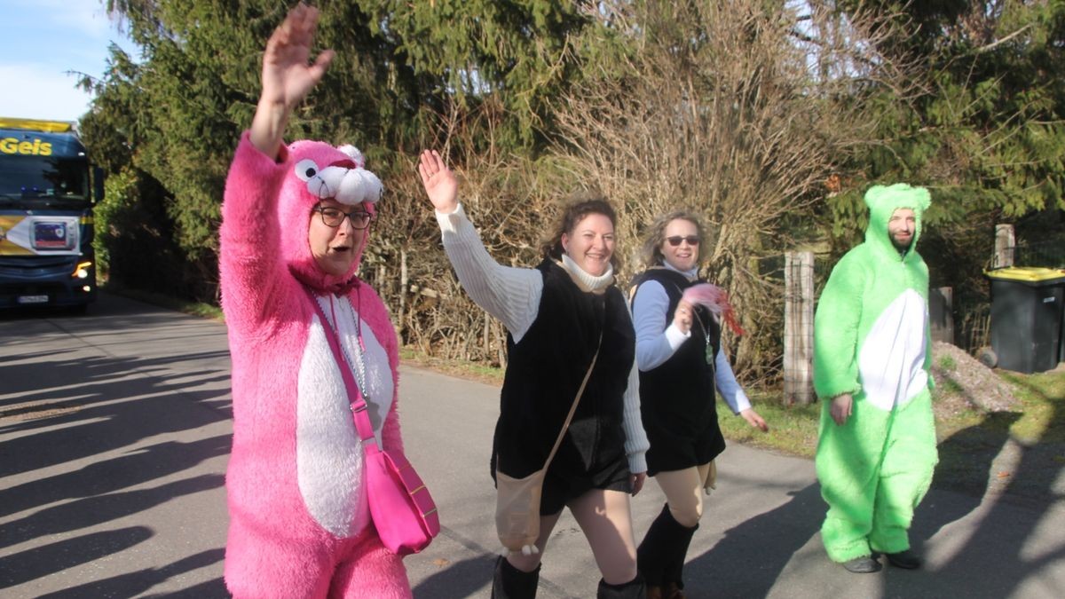 Hunderte Faschingsfreudne säumen Rosenmontag die Straße von Catterfeld-Altenbergen zum Umzug des FCC. Mit Karnevalisten aus Finsterbergern, Tambach-Dietharz, Schönau vor dem Walde, Georgenthal, Ohrdruf, Gräfenhain und Friemar ziehen sie zum Ausklang der fünften Jahreszeiten durch Ort - bei strahlendem Sonnenschein.