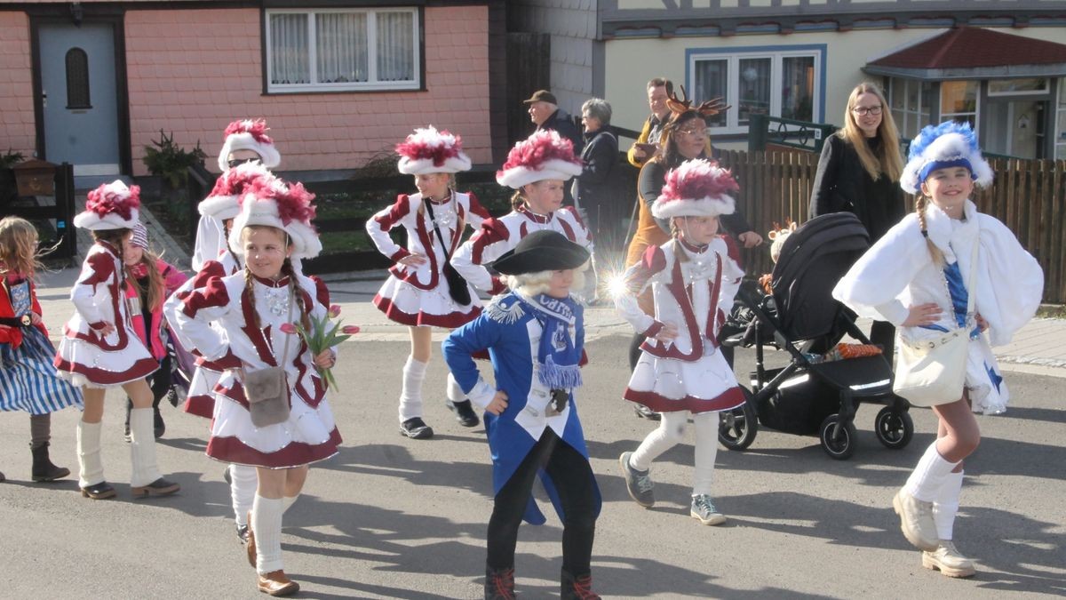 Mit Karnevalisten aus Finsterbergern, Tambach-Dietharz, Schönau vor dem Walde,  Georgenthal, Ohrdruf, Gräfenhain und Friemar ziehen sie zum Ausklang der fünften Jahreszeiten durch Ort - bei strahlendem Sonnenschein.