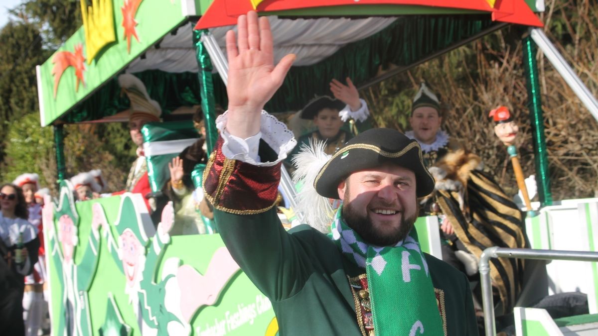 Hunderte Faschingsfreudne säumen Rosenmontag die Straße von Catterfeld-Altenbergen zum Umzug des FCC. Mit Karnevalisten aus Finsterbergern, Tambach-Dietharz, Schönau vor dem Walde, Georgenthal, Ohrdruf, Gräfenhain und Friemar ziehen sie zum Ausklang der fünften Jahreszeiten durch Ort - bei strahlendem Sonnenschein.