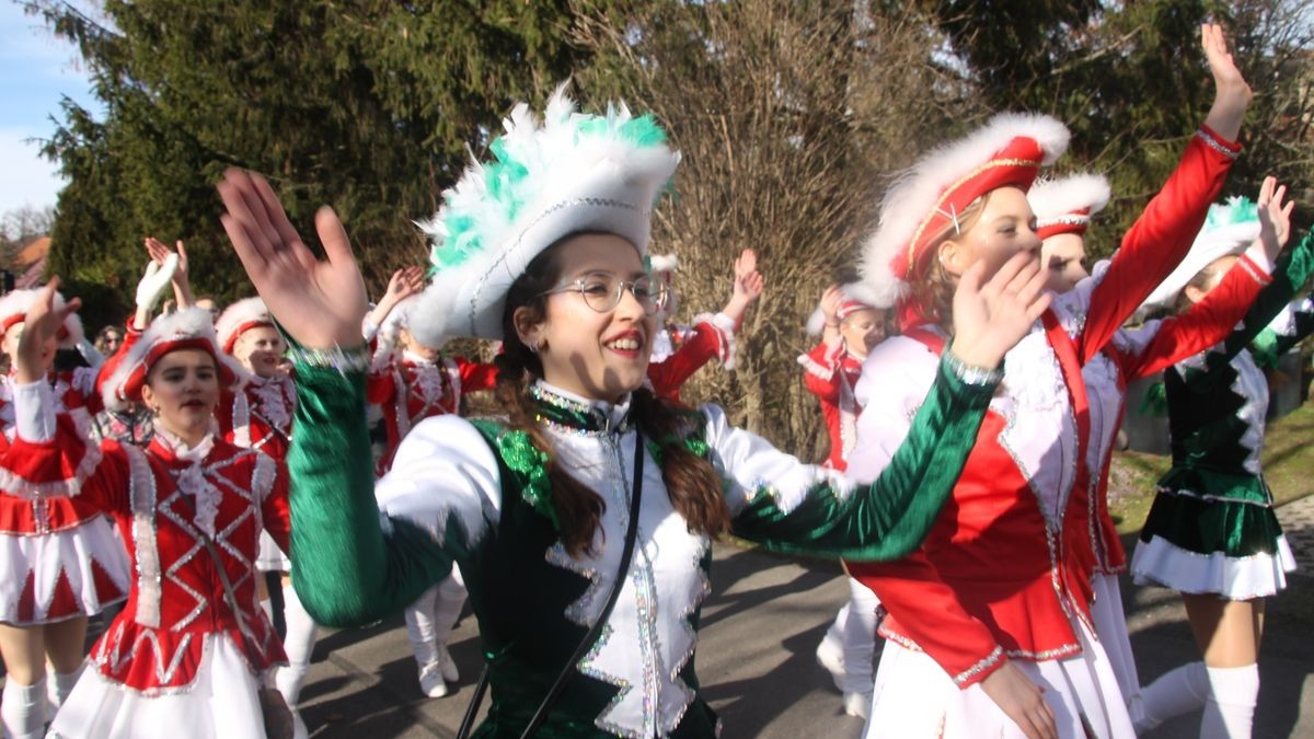 Hunderte Faschingsfreudne säumen Rosenmontag die Straße von Catterfeld-Altenbergen zum Umzug des FCC. Mit Karnevalisten aus Finsterbergern, Tambach-Dietharz, Schönau vor dem Walde, Georgenthal, Ohrdruf, Gräfenhain und Friemar ziehen sie zum Ausklang der fünften Jahreszeiten durch Ort - bei strahlendem Sonnenschein.