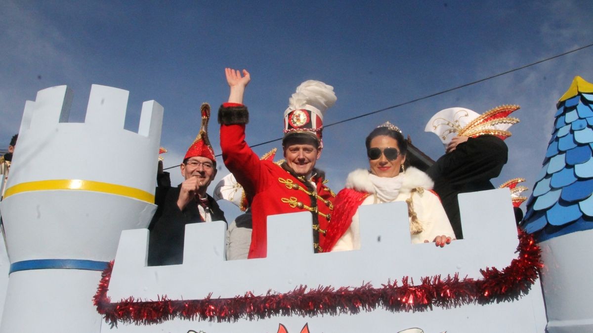 Hunderte Faschingsfreudne säumen Rosenmontag die Straße von Catterfeld-Altenbergen zum Umzug des FCC. Mit Karnevalisten aus Finsterbergern, Tambach-Dietharz, Schönau vor dem Walde, Georgenthal, Ohrdruf, Gräfenhain und Friemar ziehen sie zum Ausklang der fünften Jahreszeiten durch Ort - bei strahlendem Sonnenschein.