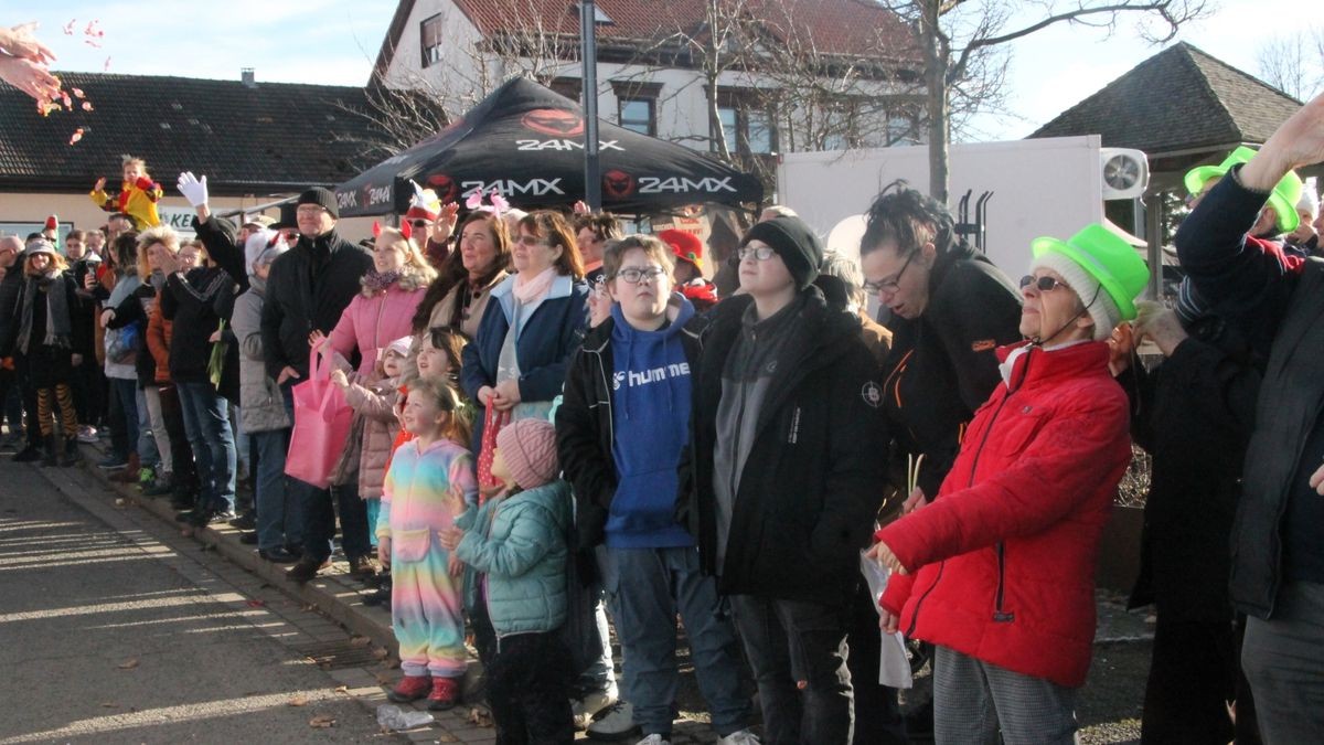 Hunderte Faschingsfreudne säumen Rosenmontag die Straße von Catterfeld-Altenbergen zum Umzug des FCC. Mit Karnevalisten aus Finsterbergern, Tambach-Dietharz, Schönau vor dem Walde, Georgenthal, Ohrdruf, Gräfenhain und Friemar ziehen sie zum Ausklang der fünften Jahreszeiten durch Ort - bei strahlendem Sonnenschein.